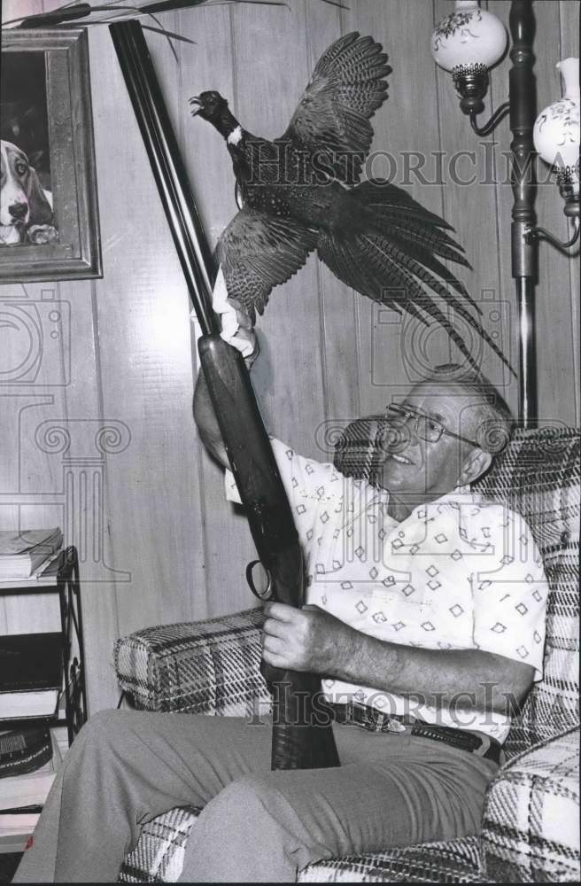 1977 Press Photo Clyde Sellers&#39;, Retired Tarrant Police Chief, Hobby is Guns - Historic Images