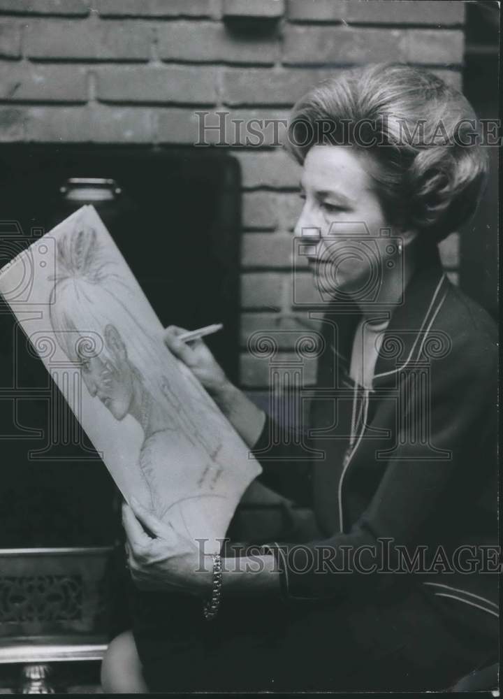 1967, Mrs. George Seibels, Wife of Mayor, Shows Sketching - abno06967 - Historic Images