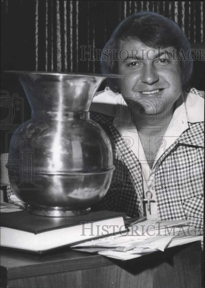 1976 Press Photo Gadsden Mayor Steve Means Shows Spittoon for Chewing Tobacco - Historic Images