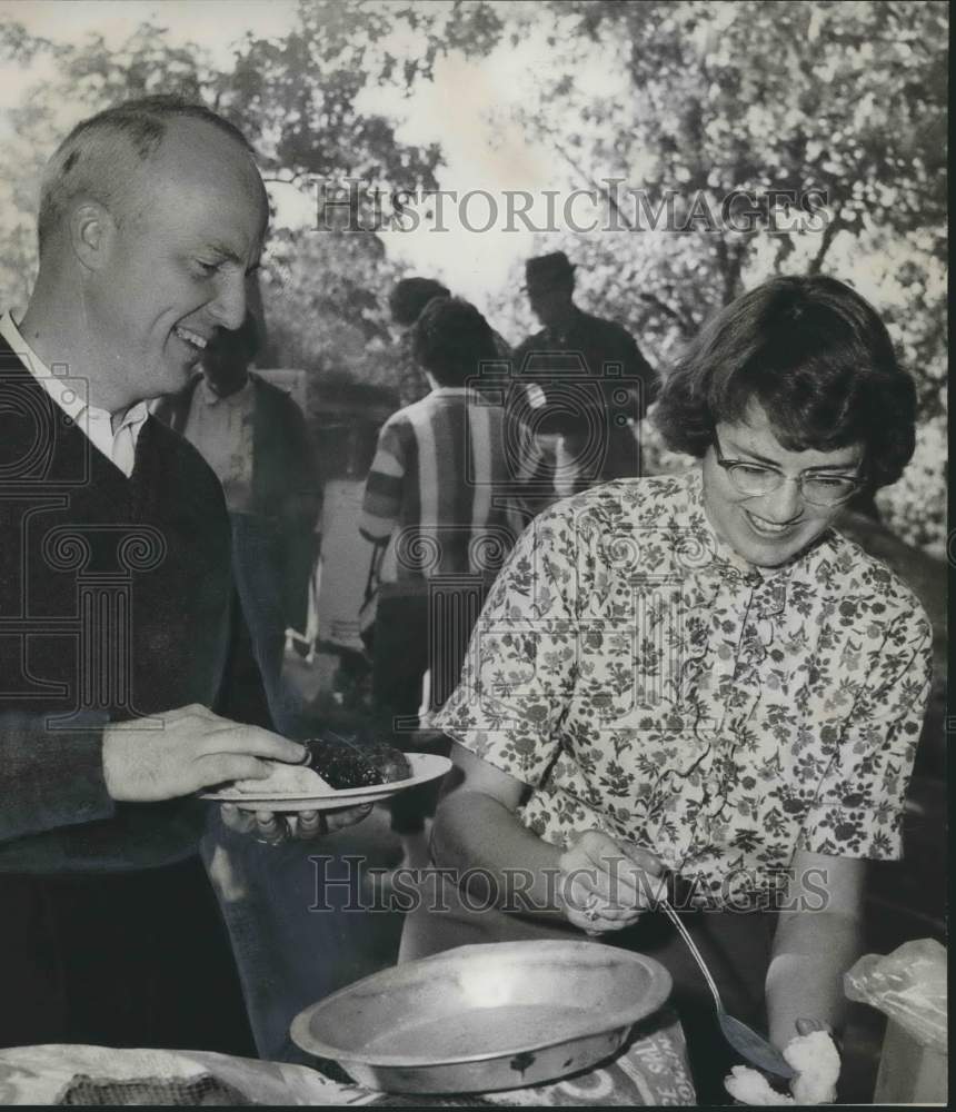 1962 Press Photo Mr. and Mrs. Jack Monaghan of Scribblers, serve food - Historic Images