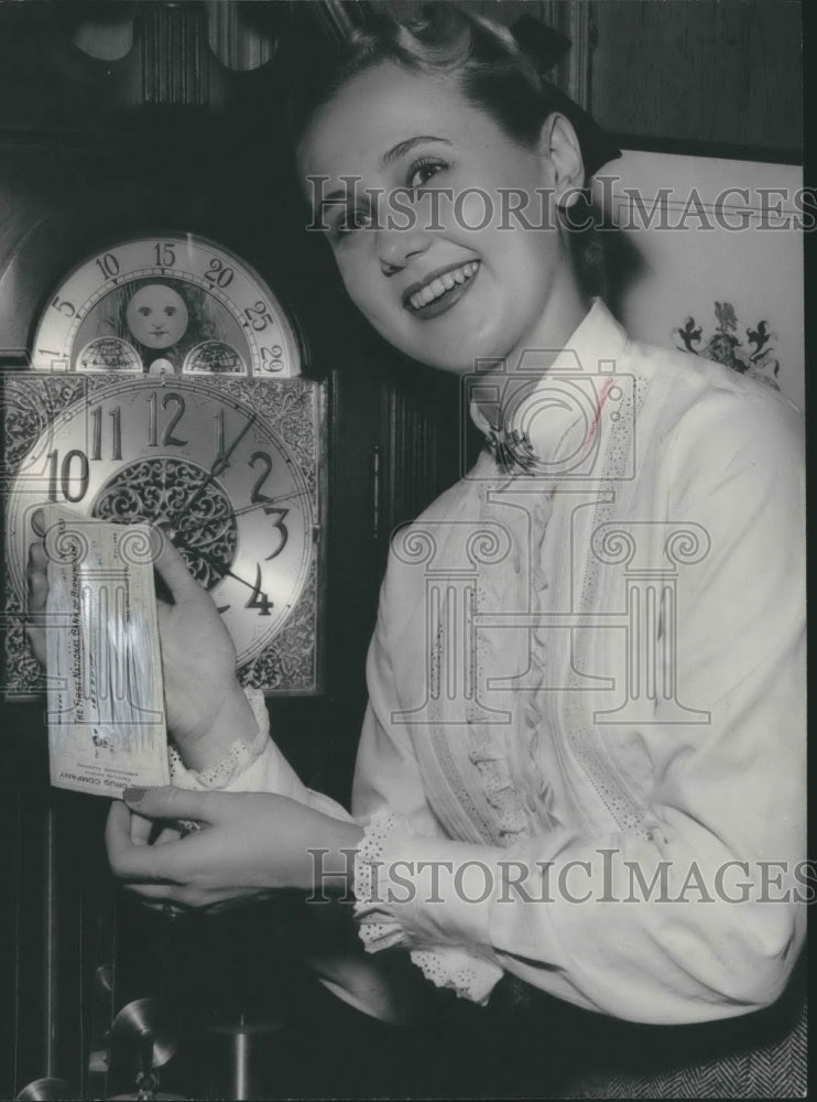 1956 Anne Ariail, &quot;Miss Alabama&quot; with $250 check for Scholarship-Historic Images