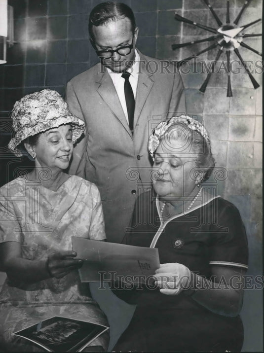 1965, Mrs. L. O. Todd, Vernon Raines, Madame Palmai-Tenser view photo - Historic Images