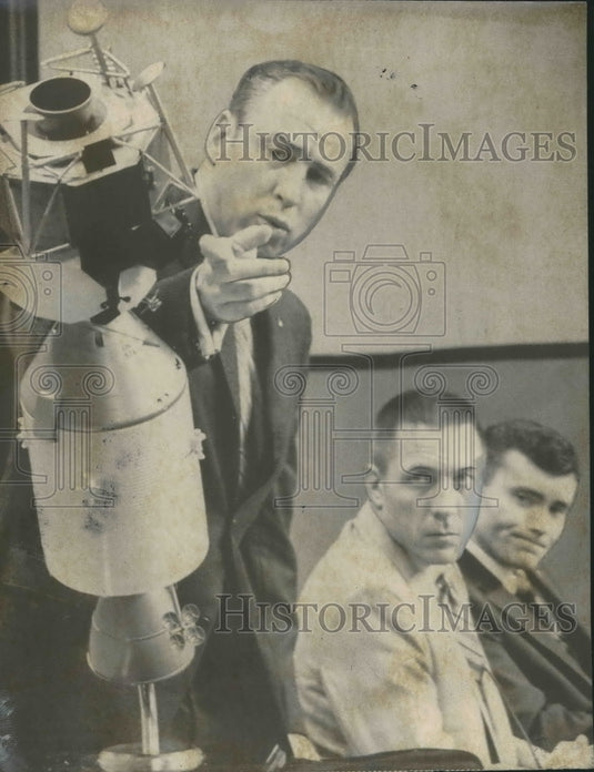 1970 Astronaut James Lovell uses scale model, John Swigert, Other - Historic Images