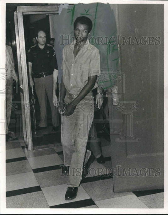 1984 James Donald Lowe in handcuffs at courthouse, Crime - Historic Images
