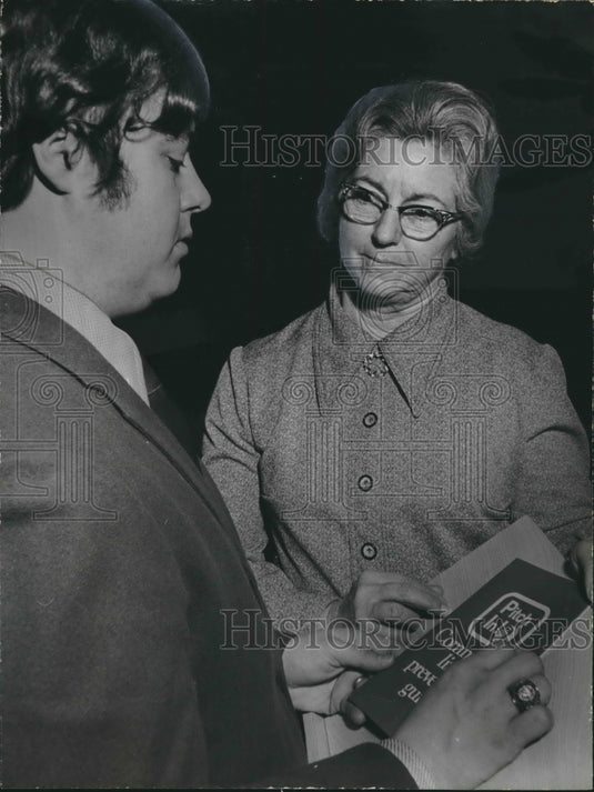 1973, Mrs. Gus Jones with John Powell at Chamber of Commerce Meeting - Historic Images