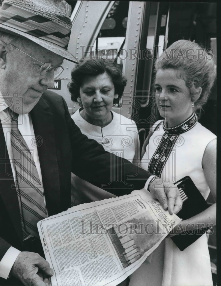 1971, Miss Cameron McDonald discusses Anti-Air Pollution with Others - Historic Images