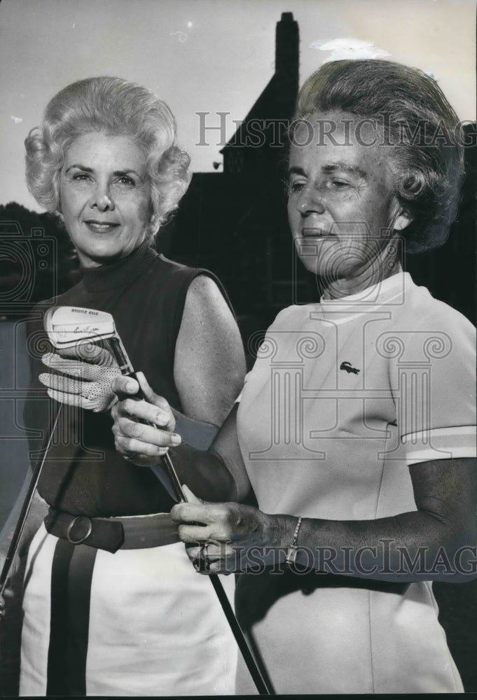 1972 Press Photo Mrs. William McDonald, Mrs. Ralph McClung golfing in Linville - Historic Images