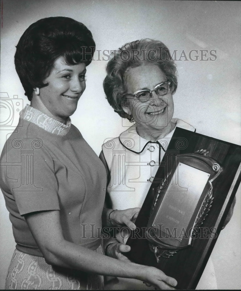 1973 Mrs. Annie Lee Lanette prsents award to Miss Jean McJunkin - Historic Images