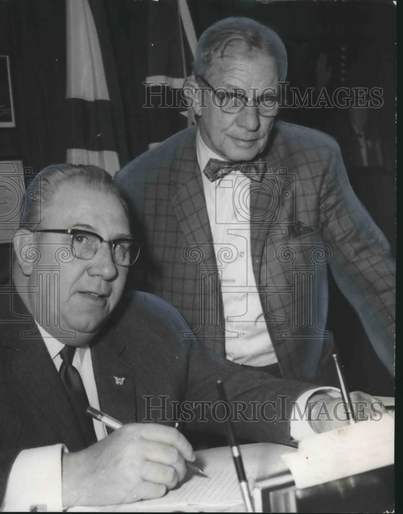 Press Photo Bessemer, Alabama Mayor Jess Lanier signs proclamation, Joe O'Gara - Historic Images