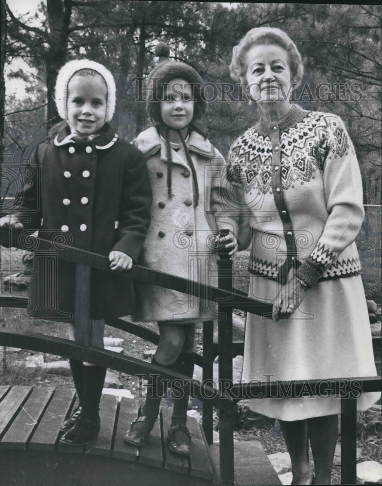 1971 Amy and Lori Liddell with Mrs. P. D. Liddell in Birmingham - Historic Images