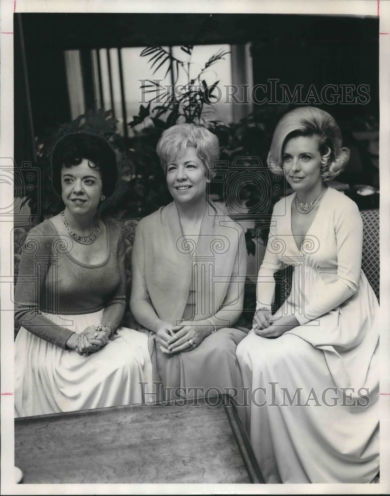 1975 The Women's Junior Chamber of Commerce, Members celebrate event - Historic Images