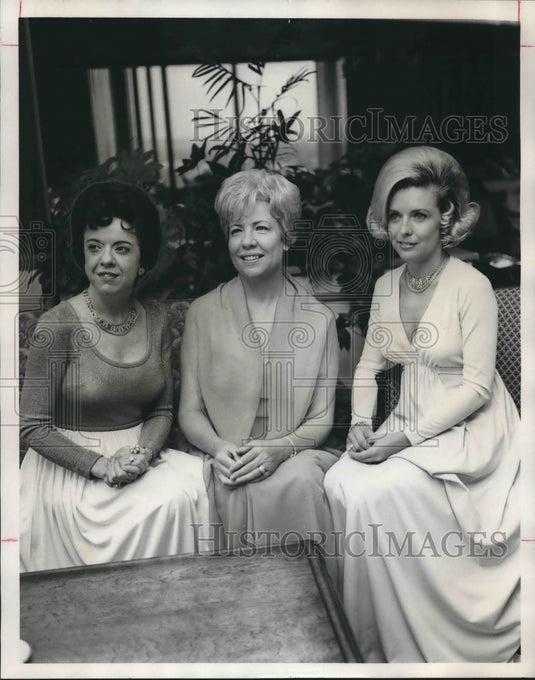 1975 The Women's Junior Chamber of Commerce, Members celebrate event - Historic Images