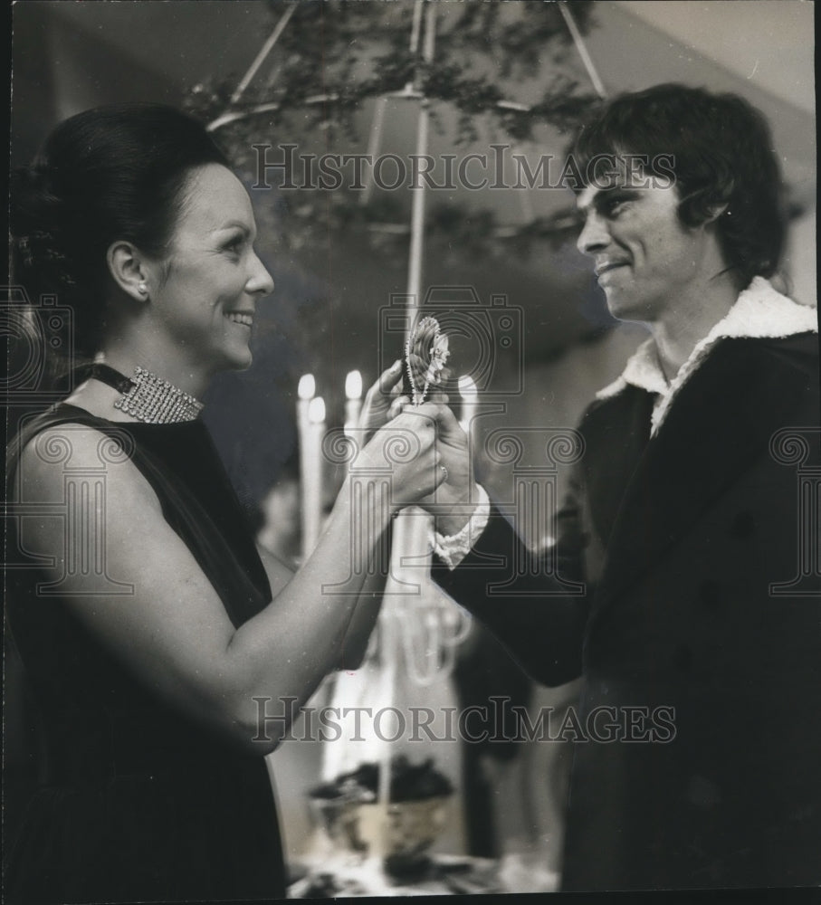 1970 Mrs. Albert S. Naughton, singer B. J. Thompson of Scribblers - Historic Images