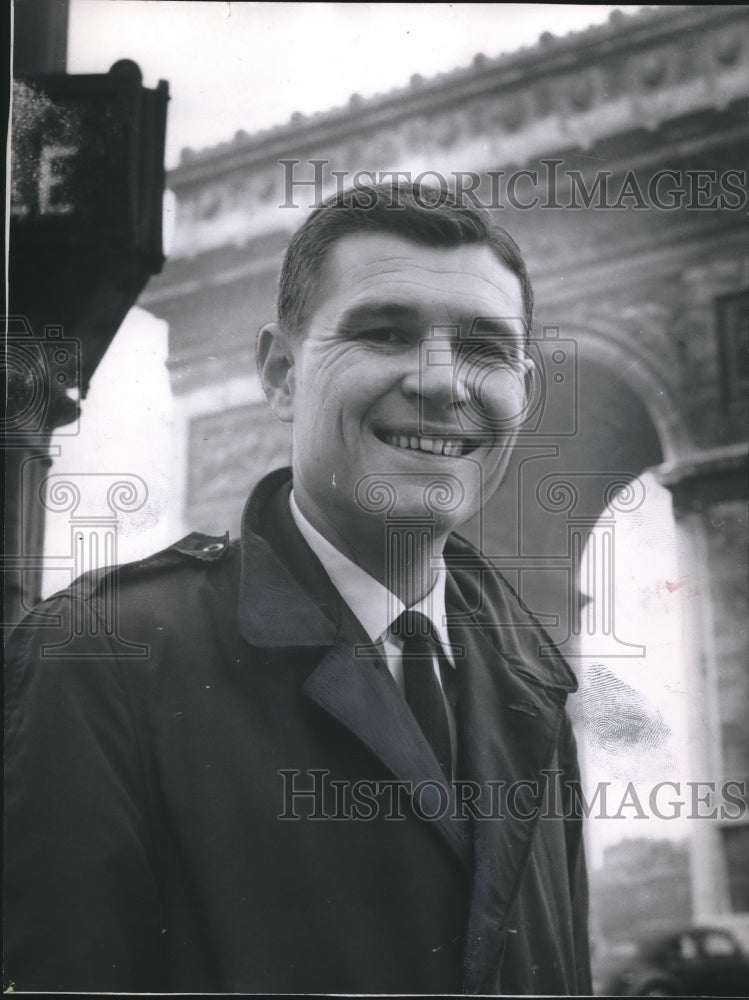 1961, Dave Langford poses at Arc de Triumph, Newspaperman - Historic Images