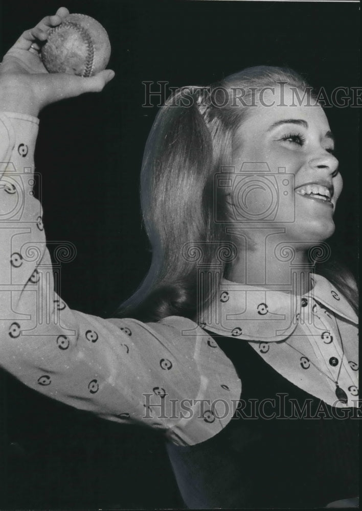 1970 Jefferson County Junior Miss Denise Price throws first baseball - Historic Images