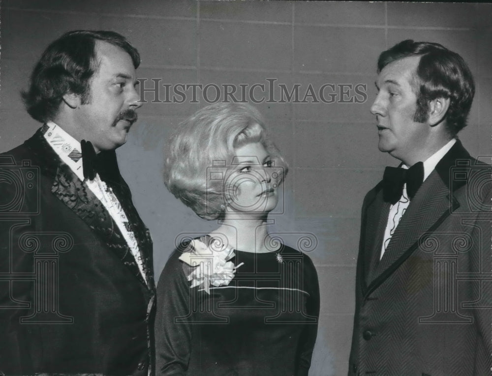 1974, Johnny Poer visits with William Putnam and Carol Stallworth - Historic Images