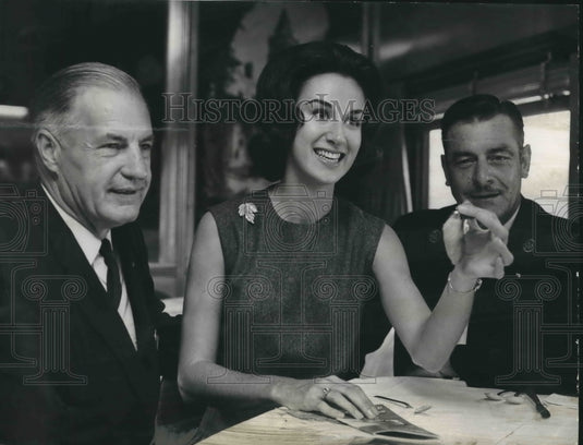 1966, "Miss Alabama" Angi Grooms Shows Luck Rabbit Foot - abno07908 - Historic Images