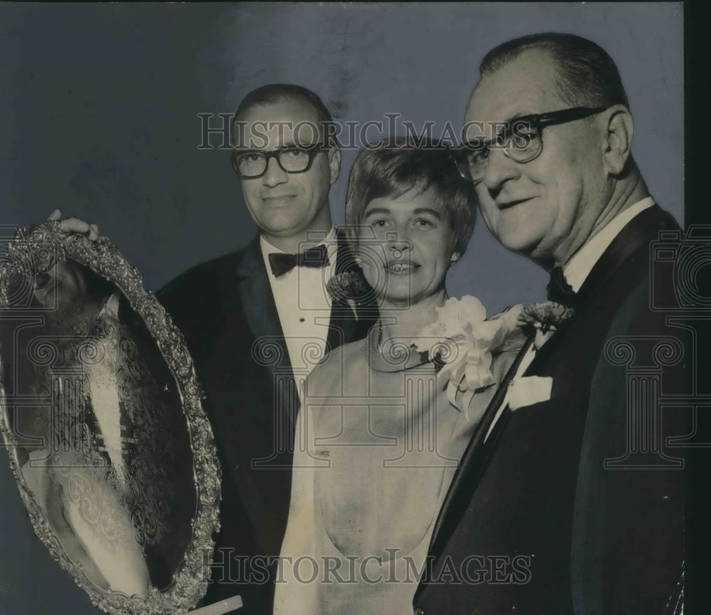 1967 Press Photo U. S. Steel&#39;s Earl Mallick &amp; wife, named YMBC &quot;Man of the Year&quot;-Historic Images