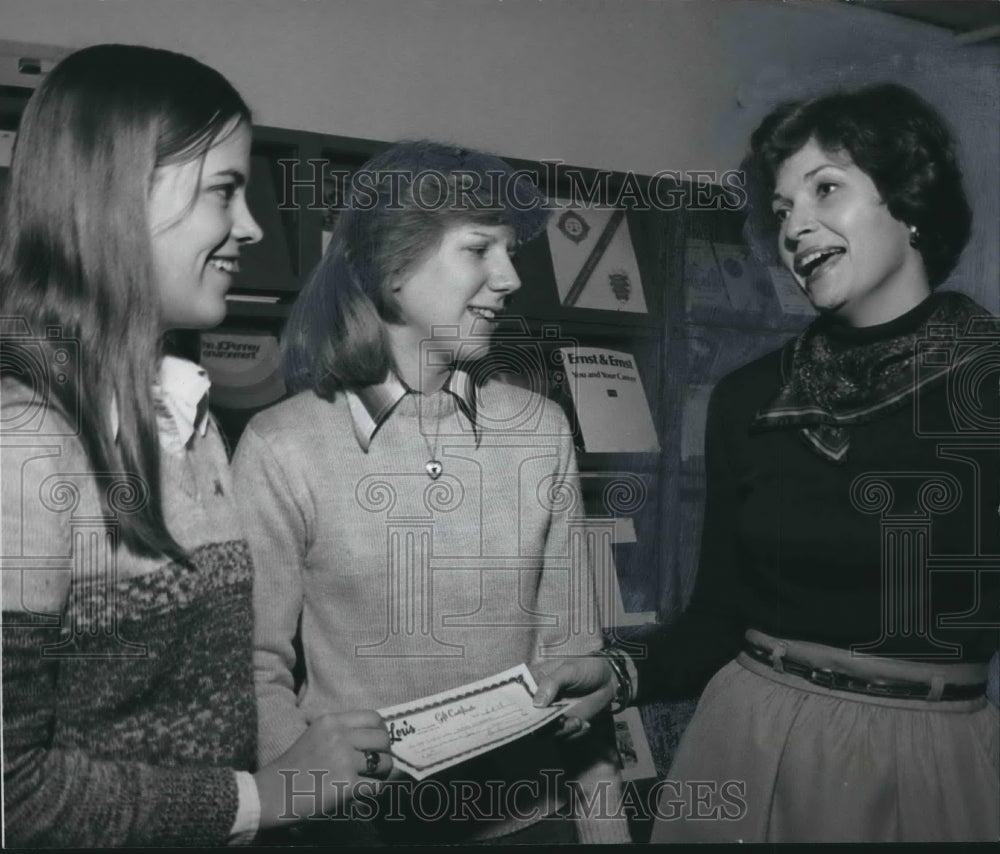 1978 Jacksonville State University Counselor &amp; Students Use Computer - Historic Images