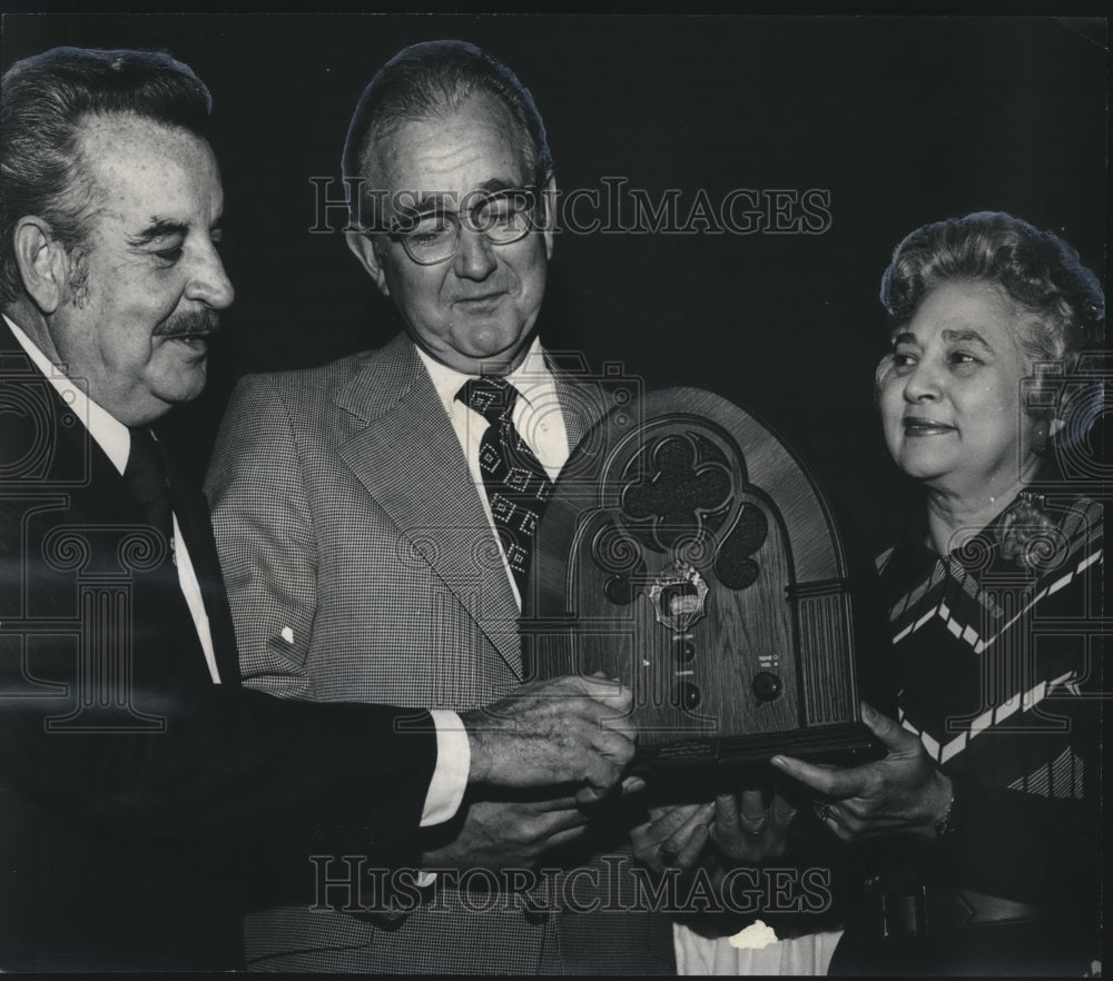 1976 Librarians honored Speaker of the House Joe C. McCorquodale - Historic Images