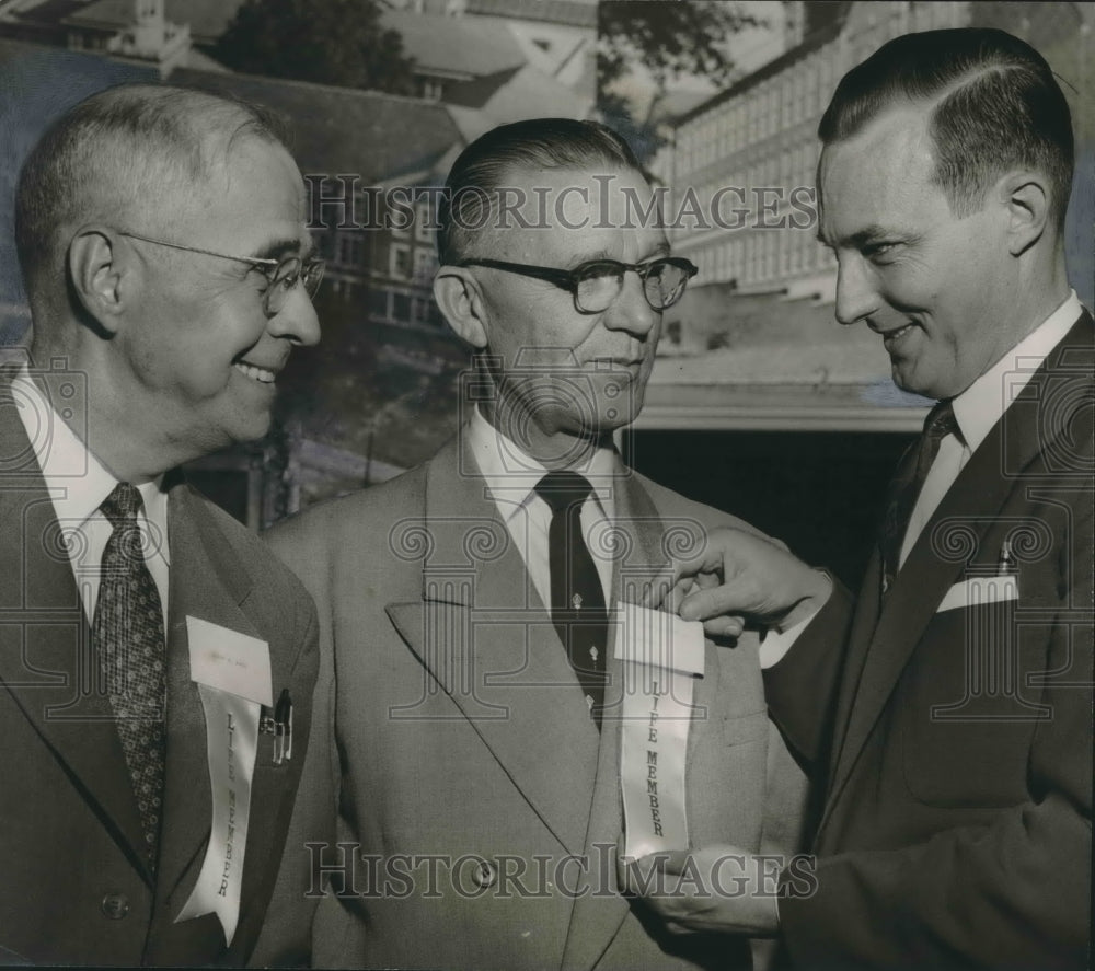 1954 Members of Birmingham Chamber of Commerce wear honor awards - Historic Images