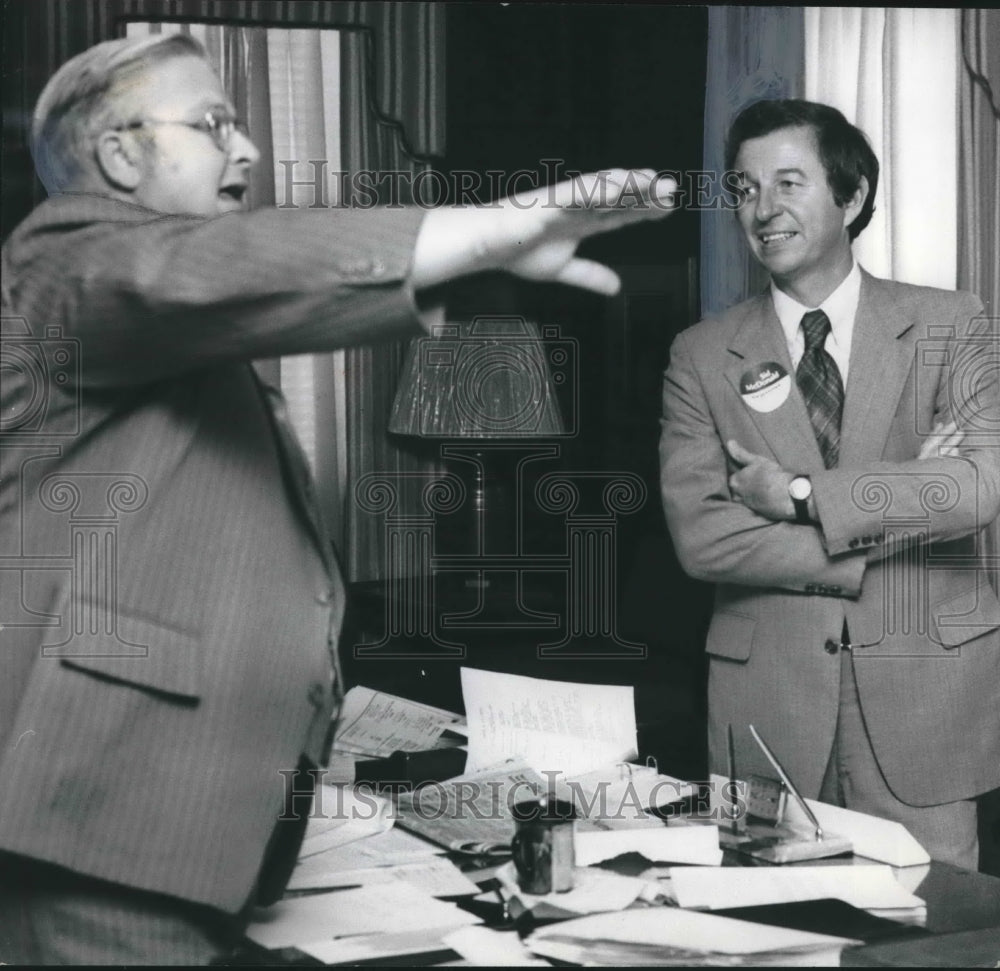 1978 Sid McDonald with Mayor of Birmingham, Alabama in City Hall - Historic Images