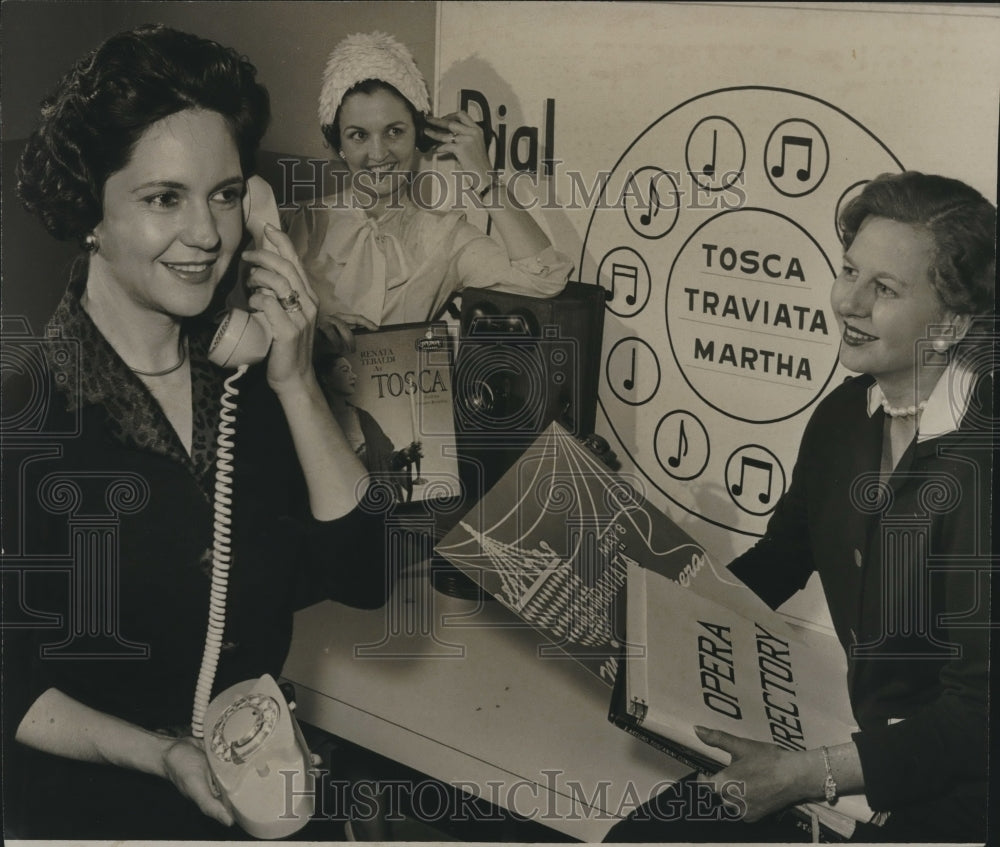 1961 Press Photo Mrs. John Israel, Mrs. Gerald Odom, Other Dialing for Opera-Historic Images