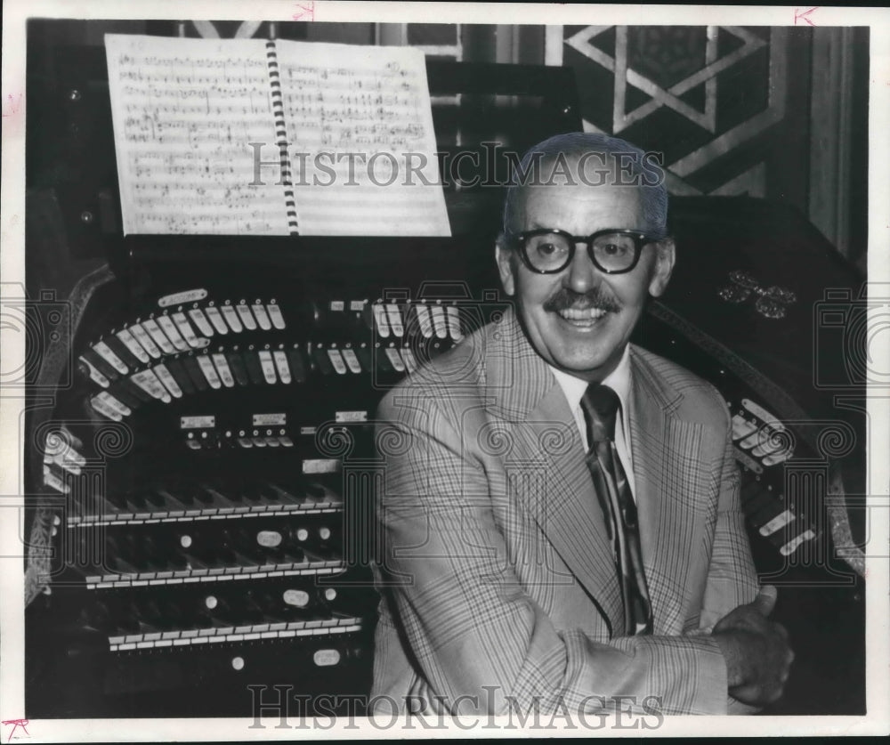 1973 Theatre-Organist Lee Irwin, Huntsville, Alabama at Organ - Historic Images