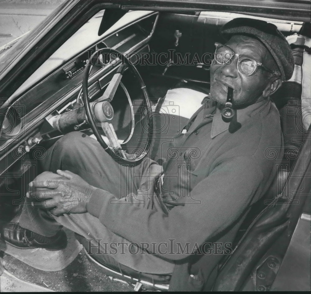 1977 Grover Marbury, 100 years old, in his old red fishing car - Historic Images