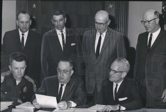 Press Photo Seminar attendees of FBI on methods of apprehending bank robbers - Historic Images