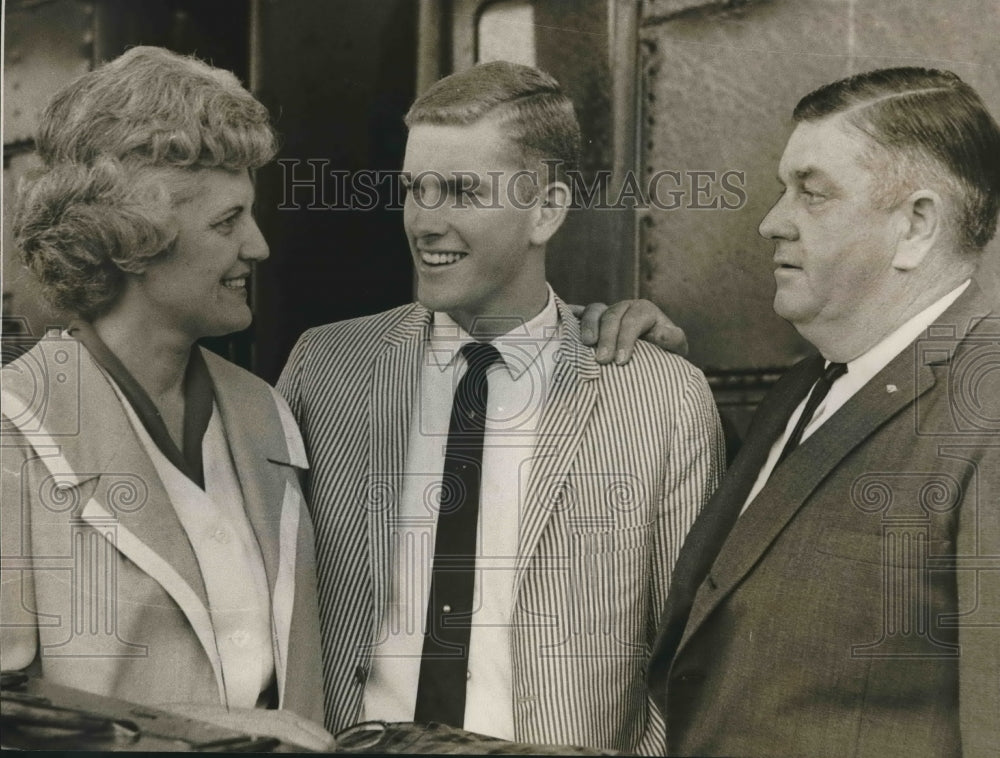 1965 Press Photo Junior National President Guy V. Martin Jr. with proud parents- Historic Images