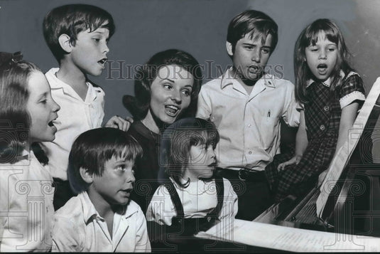 1965, Miss Alabama Linda Folsom Prepares the Paulins for The Big Show - Historic Images