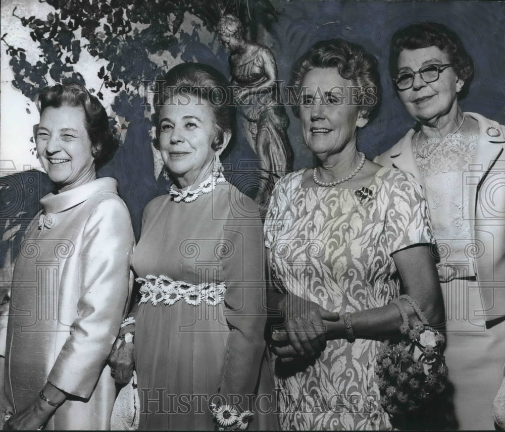 1970, Alabama's Colonial Dames of America Welcomes Out-of-Town Guests - Historic Images