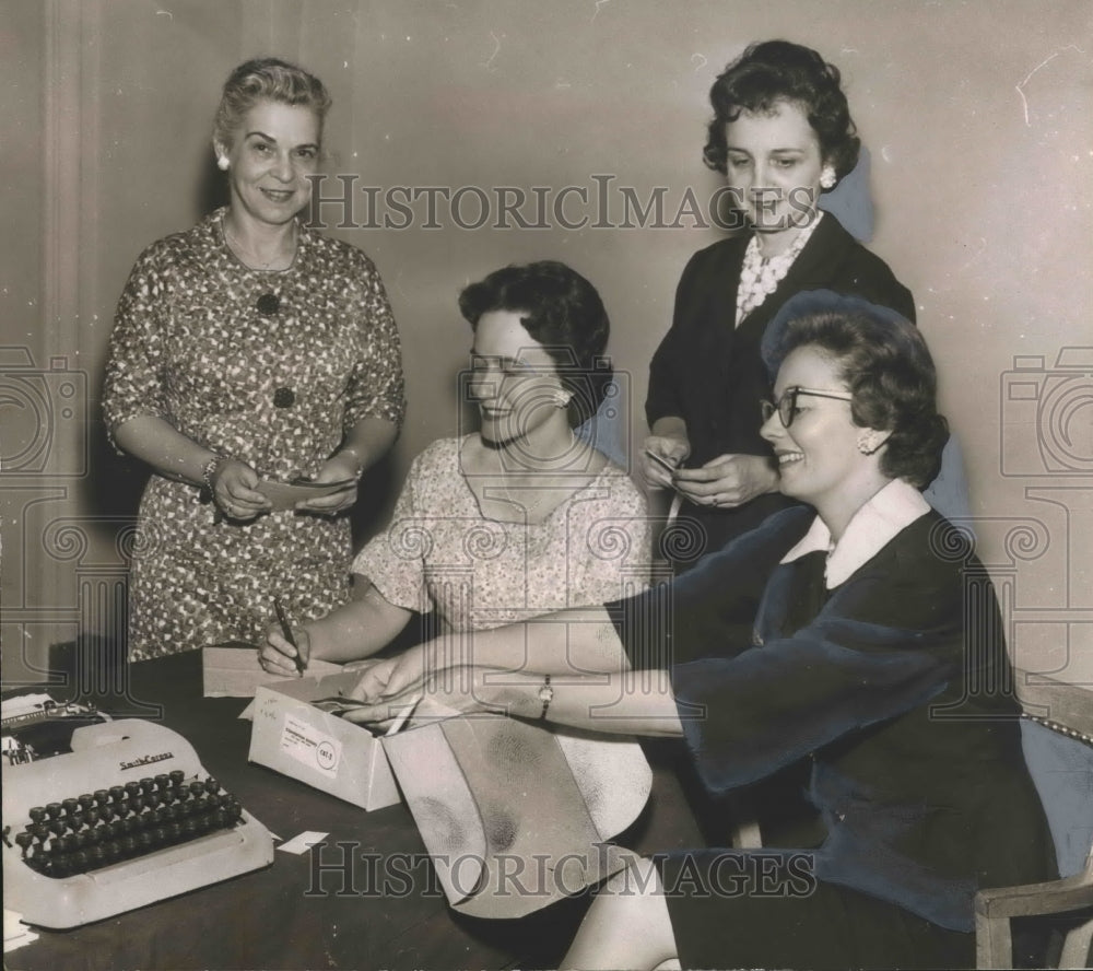 1982, Members of the Alabama Dental Auxiliary Meeting in Birmingham - Historic Images