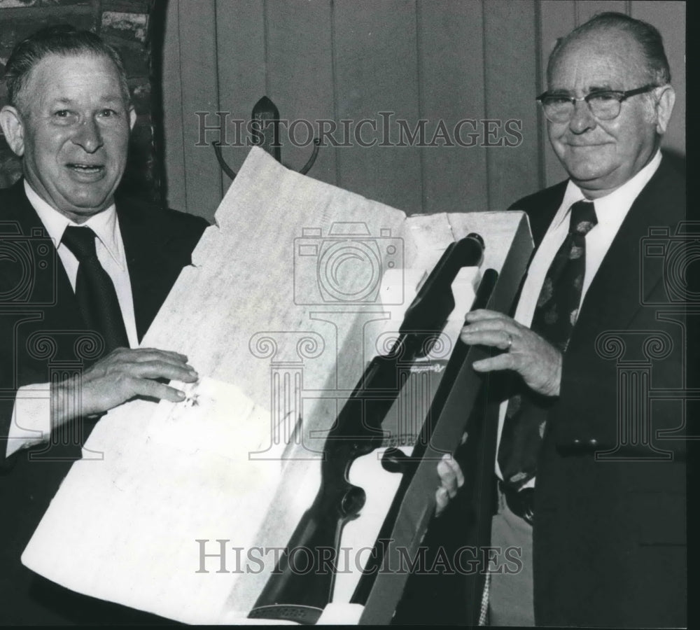 1977 Press Photo Raymond Preston, Driver Mercury Express, gets retirement gift- Historic Images