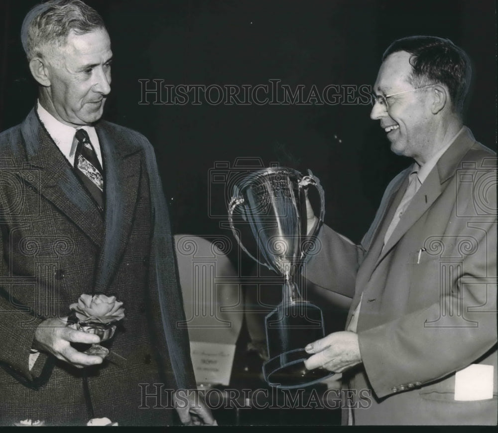 1954 Majors Norden awarded trophy by Charlie Wheeler in Bessemer - Historic Images