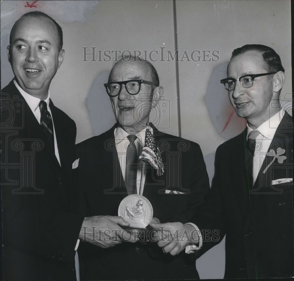 1964, Freedoms Foundation Award to Associated Industries of Alabama - Historic Images