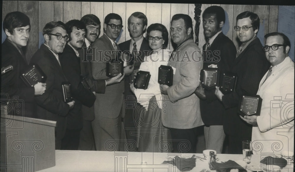 1971, Sigma Delta Chi Awards Given Newsmen for Journalism Excellence - Historic Images