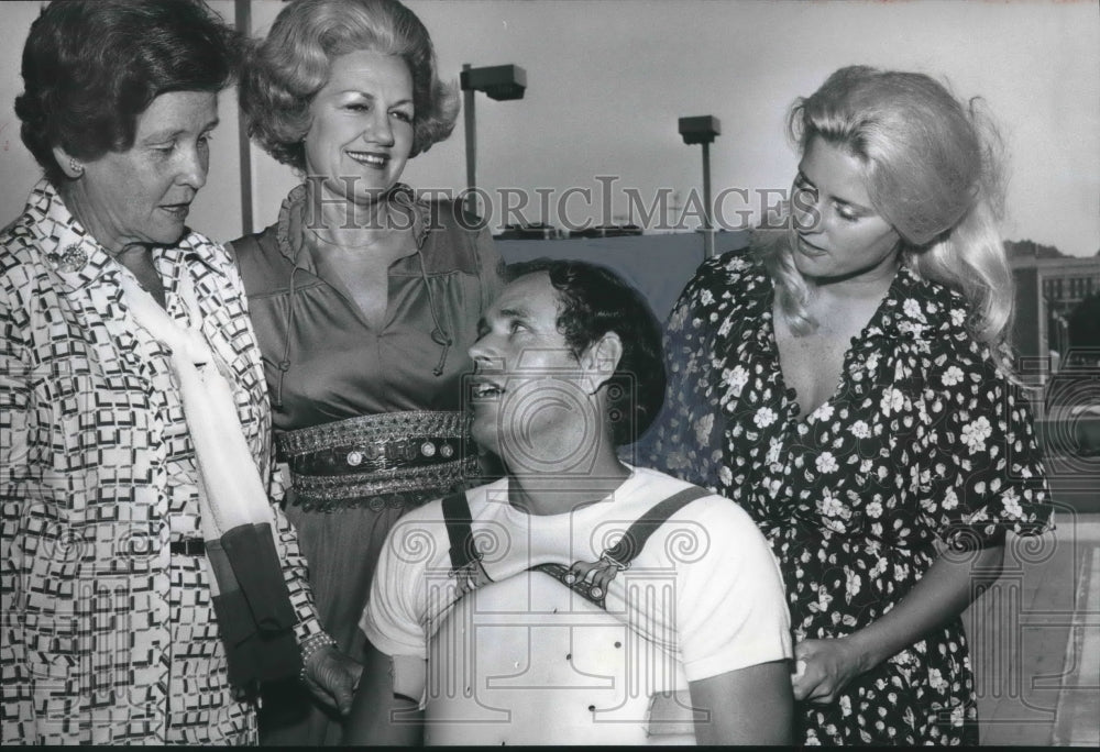 1978 Auxiliary Leaders at Rehabilitation,  Visit Patient Billy Crowe - Historic Images