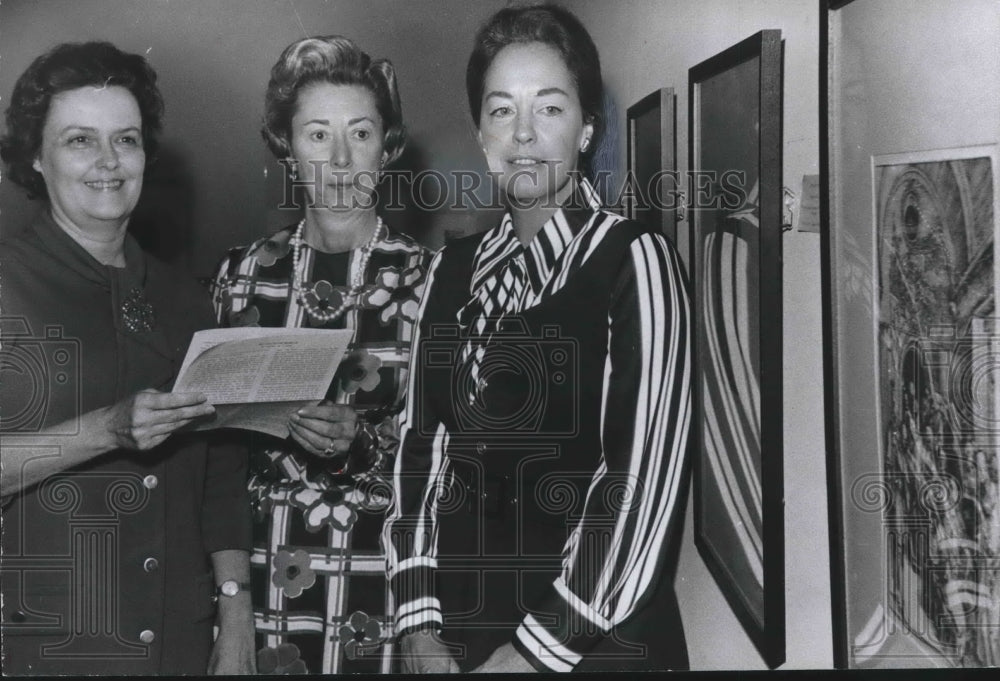 1972, Mrs. Joseph Simpson, Mrs. Whitaker &amp; Mrs. Wilson, art exhibit - Historic Images