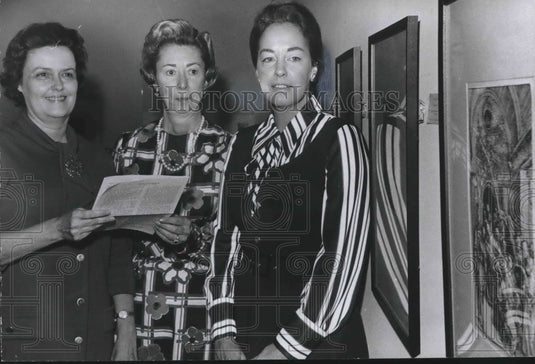 1972, Mrs. Joseph Simpson, Mrs. Whitaker & Mrs. Wilson, art exhibit - Historic Images