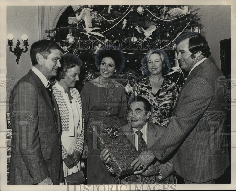 1975 Press Photo Alabama Governor Wallace opens Christmas presents - abno08649 - Historic Images