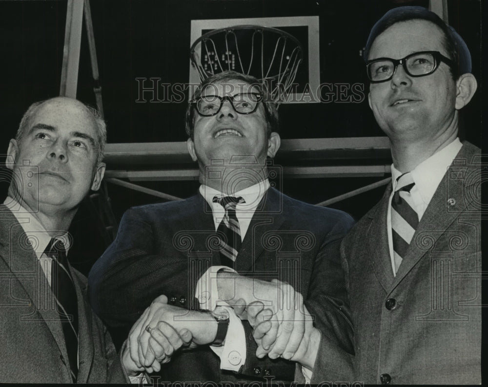 1970 University of Alabama basketball alumni at game with Kentucky - Historic Images