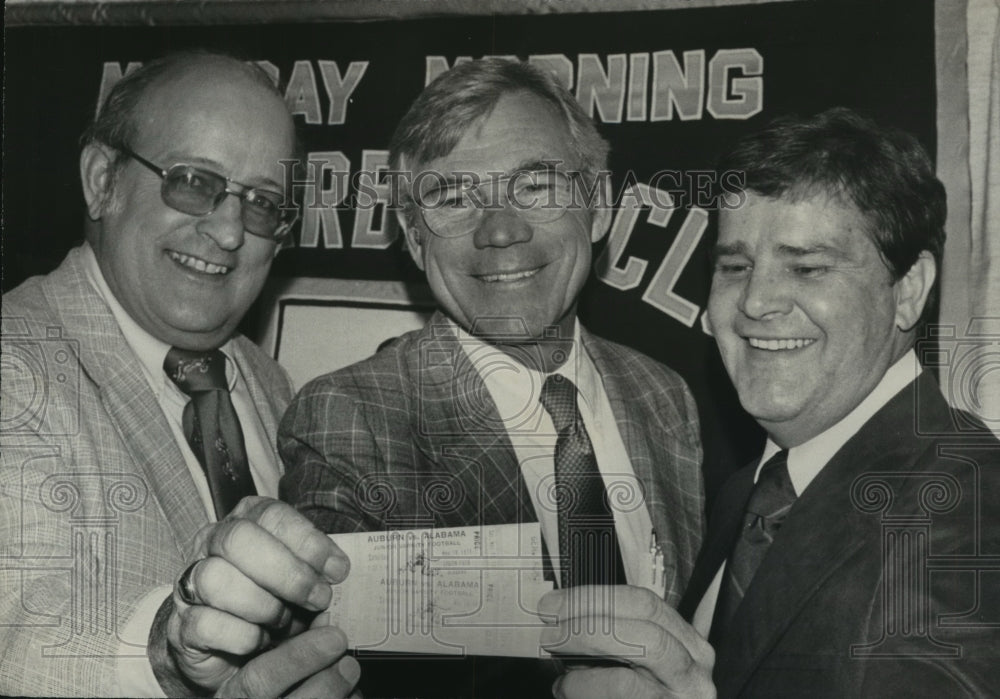 1977 Tom Rast, realtor, & others of Alabama quarterback club - Historic Images