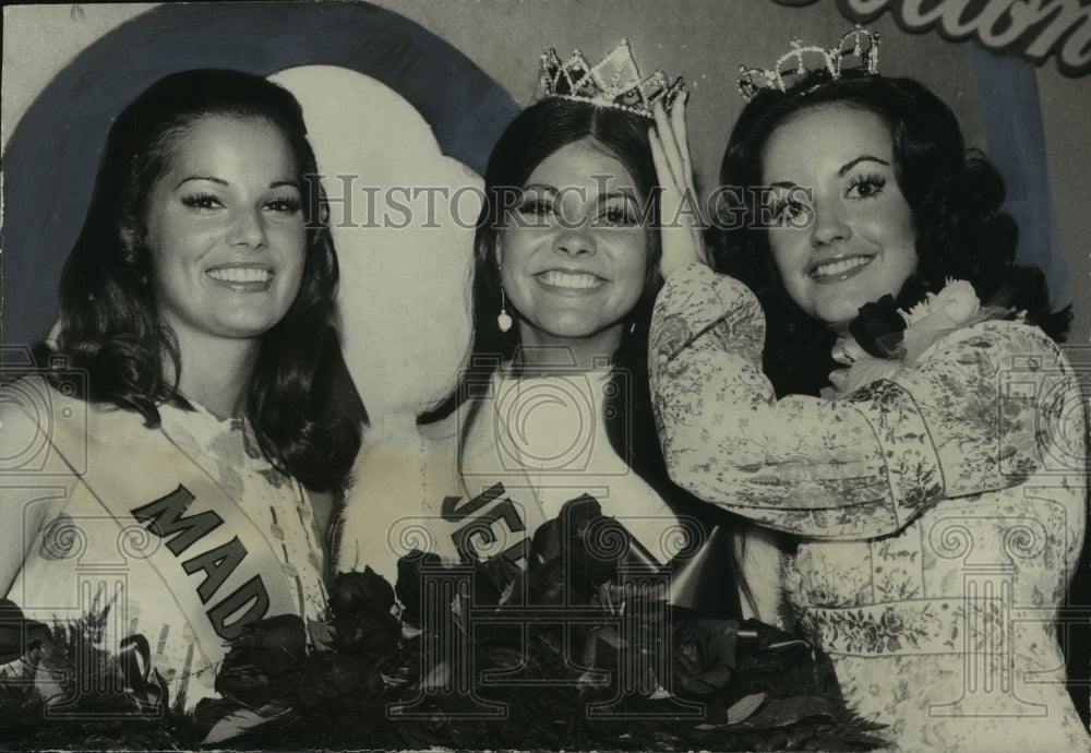 1974 Patti Rawlinson crowned Maid of Cotton in Huntsville Alabama - Historic Images