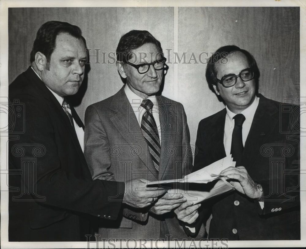 1977 Press Photo Garry N. Drummond, President of Drummond Company, and others - Historic Images