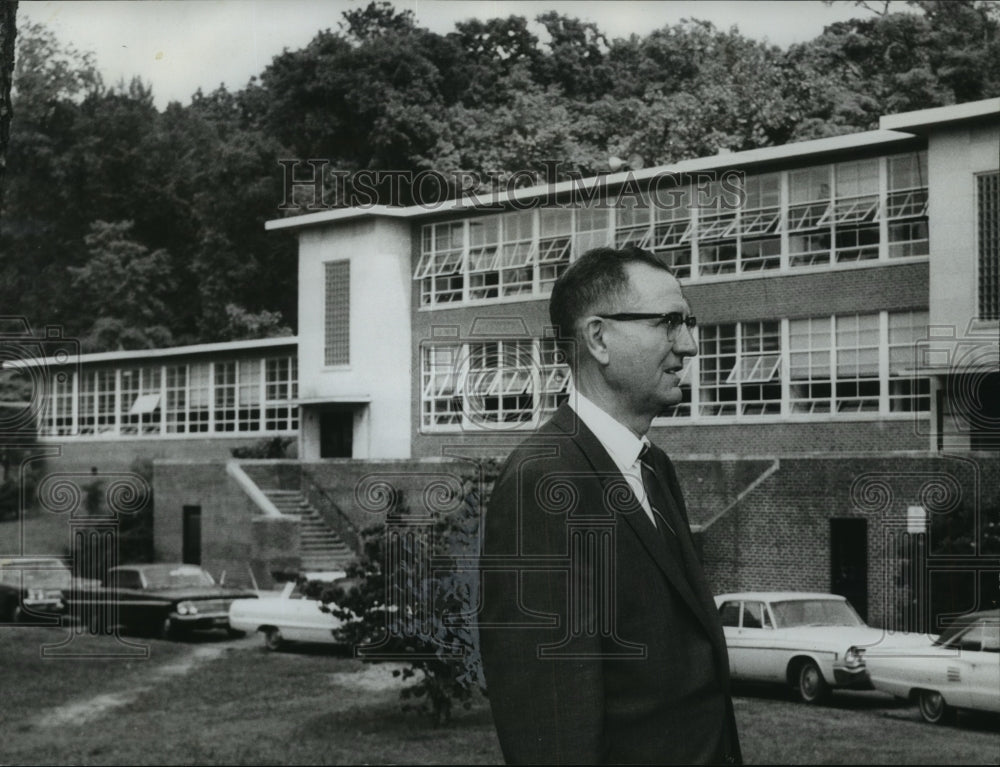 1968 Press Photo Principal Charles Crawford at Glenn High Vocational School- Historic Images