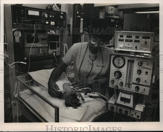 1986, Newborn Heart Transplant Patient Cared for By Nurse - abno08732 - Historic Images
