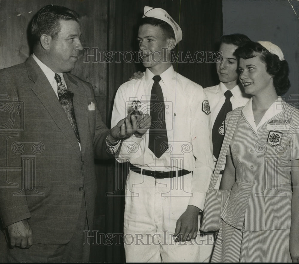 1952 Press Photo Birmingham, Alabama, Mayor W. Cooper Green with 4-H Members-Historic Images