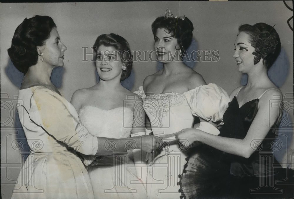 1960, Mrs. David Roberts III Gives Awards out at Alabama festival - Historic Images